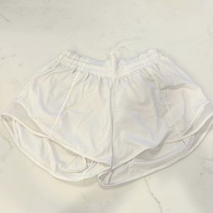 Lululemon NWOT , White hotty hots. Size 6